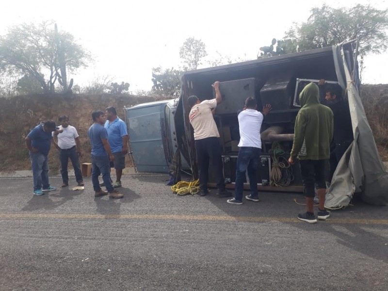 Se vuelca camioneta de grupo musical en Pala