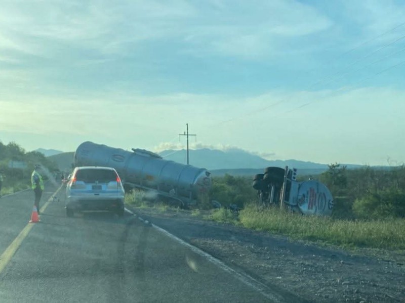 Se vuelca pipa doble remolque en la carretera Loreto-Mulegé