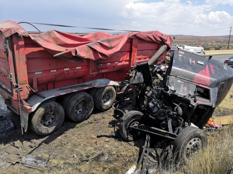 Se vuelca tractocamión en Pánuco