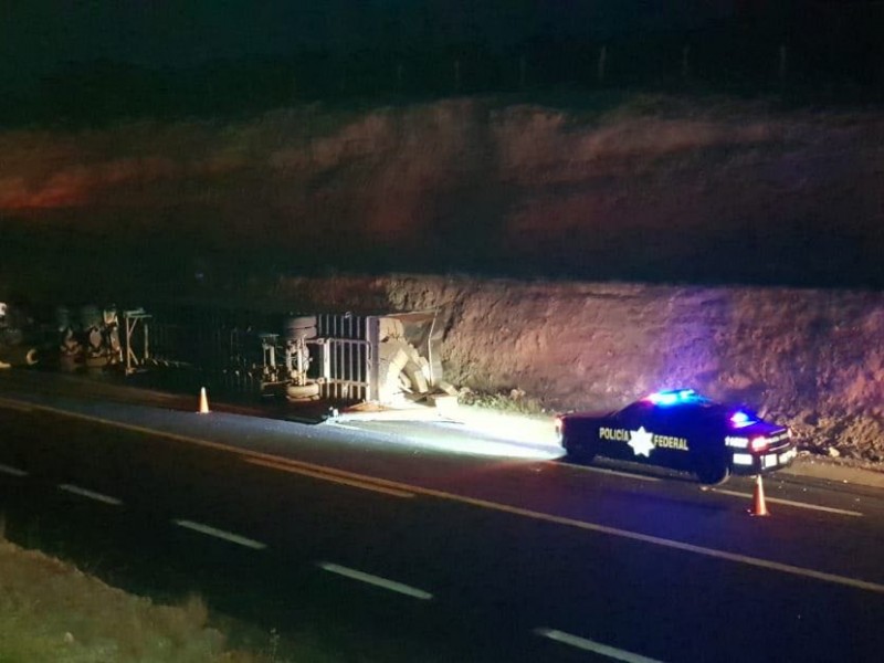 Se vuelca tráiler en la Cuacnopalan Oaxaca