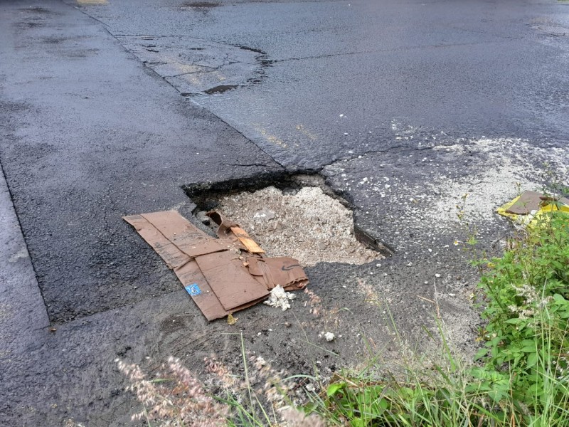 Se vuelve a abrir bache en calle Acacia