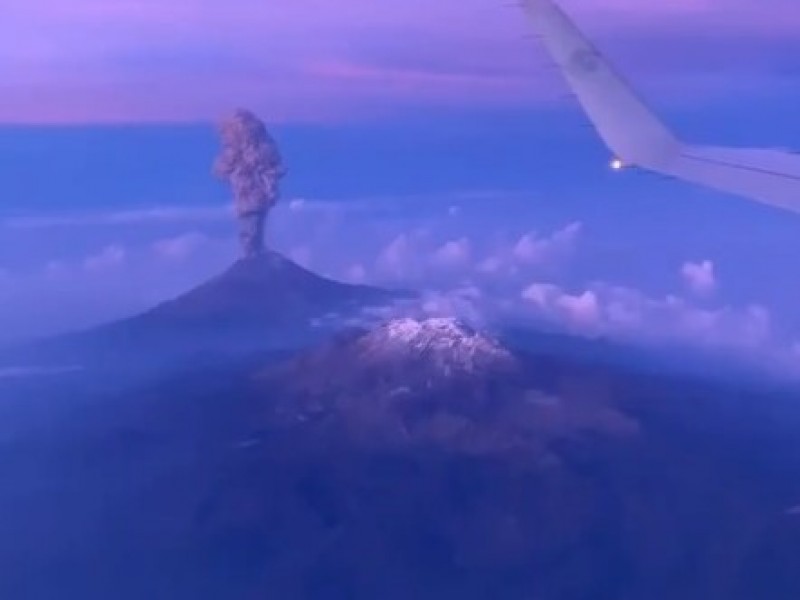 Se vuelve viral imagen de explosión del Popocatépetl
