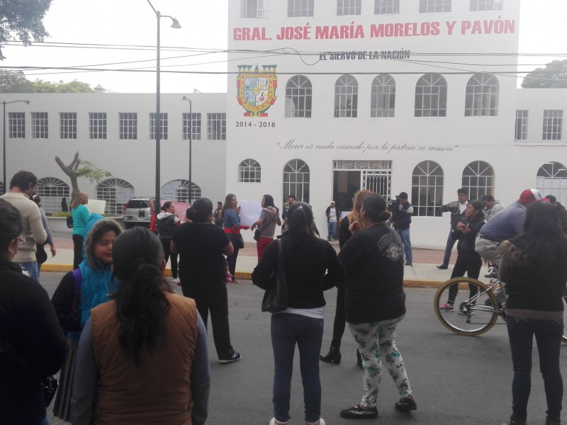 Se vuelven a manifestar padres de familia