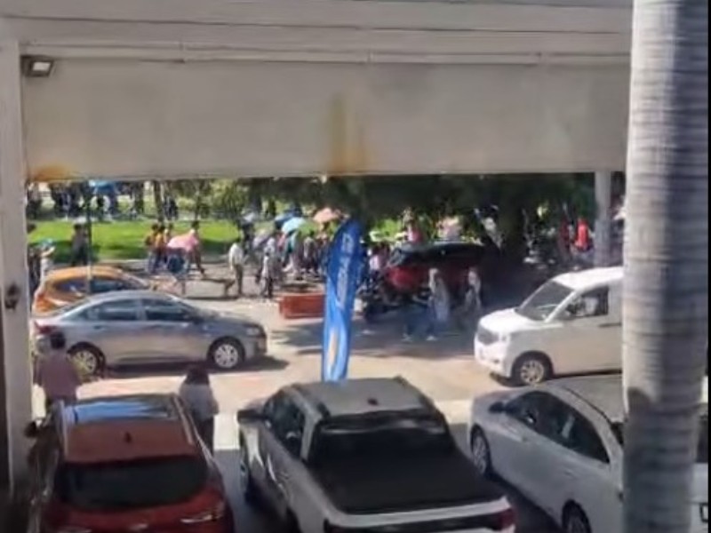 Sección 22 marchan en Huatulco por aniversario de desalojo de 1993