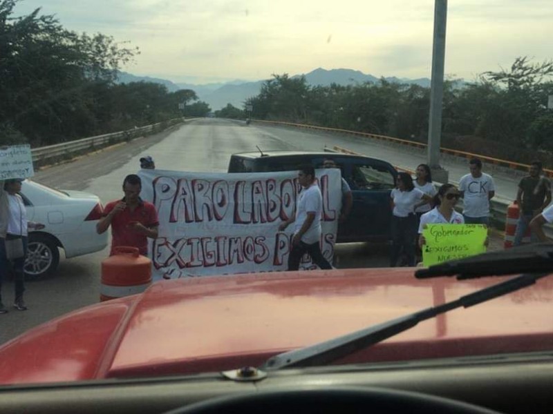 Sección 49 bloqueó puente Ameca en Bahía