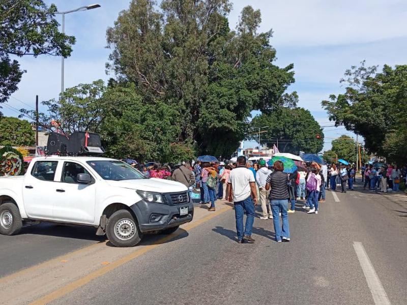 Sección 22 bloquea acceso a Oaxaca para exigir justicia por Alejandro García