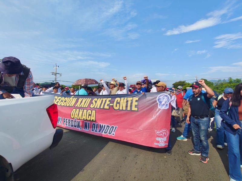 Sección 22 paraliza actividades y bloquea carreteras en Oaxaca