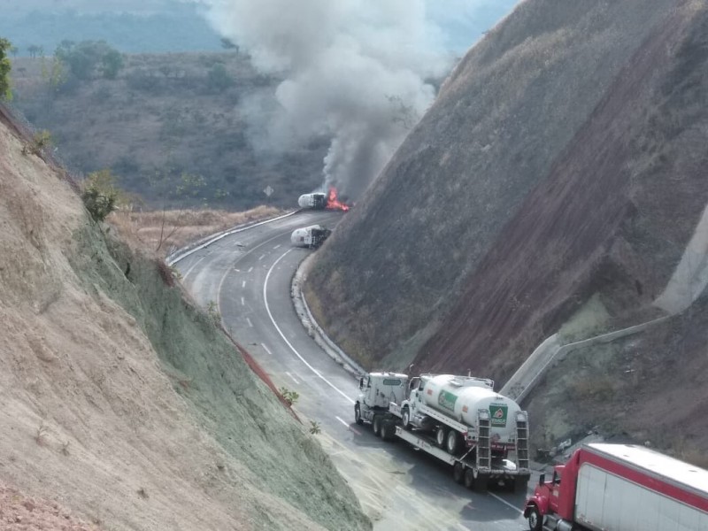 Secretaría de salud atiende volcadura de pipa contaminación