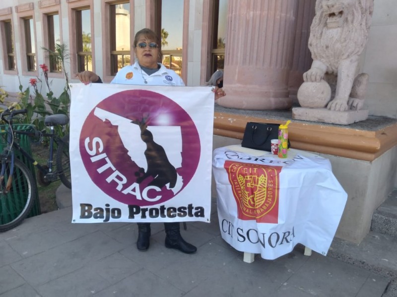 Secretaria trabaja bajo protesta afuera del Ayuntamiento