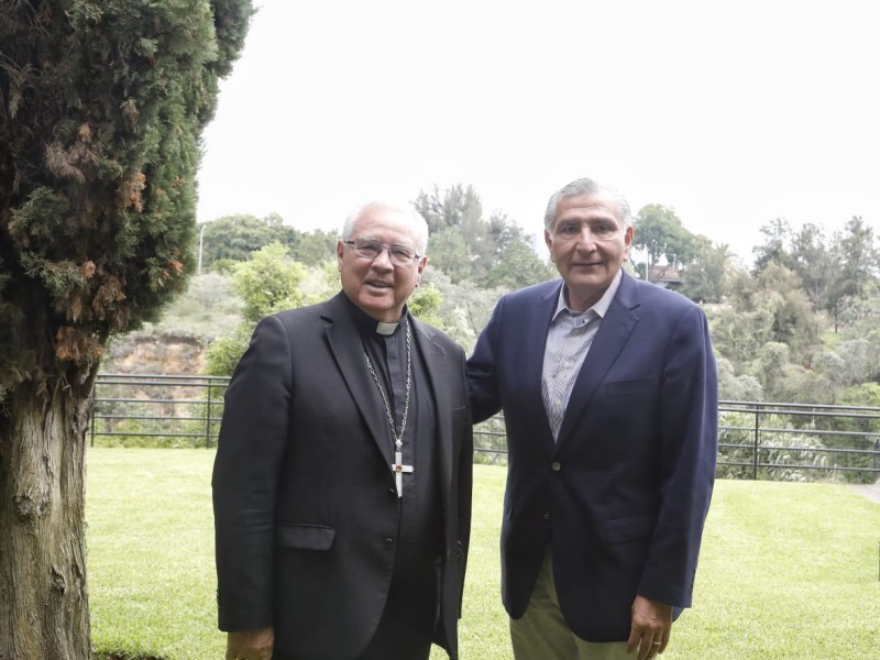 Secretario de Gobernación se reúne con arzobispo Robles Ortega.