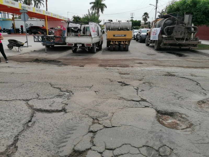 Empresarios y vecinos bachean otra calle en Obregón