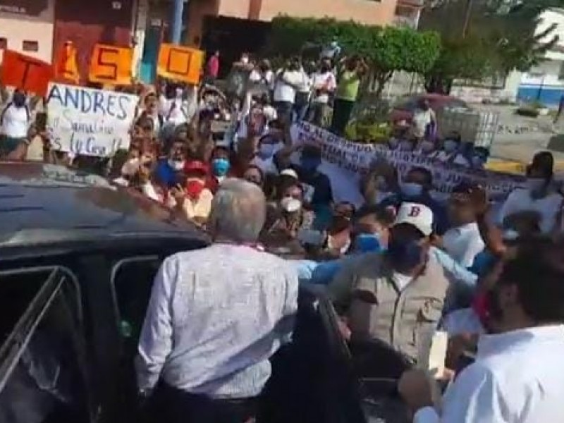 Sectores sociales y laborales reciben a AMLO en Salina Cruz