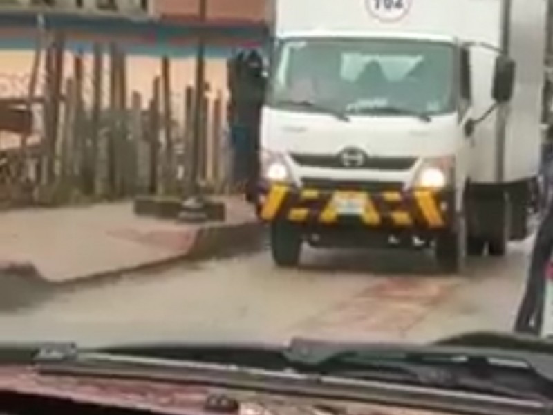 Secuestran vehículos pobladores de Oxchuc en bloqueo carretero