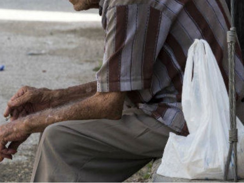 Secuestran y encadenan a adultos mayores para robarle la pensión