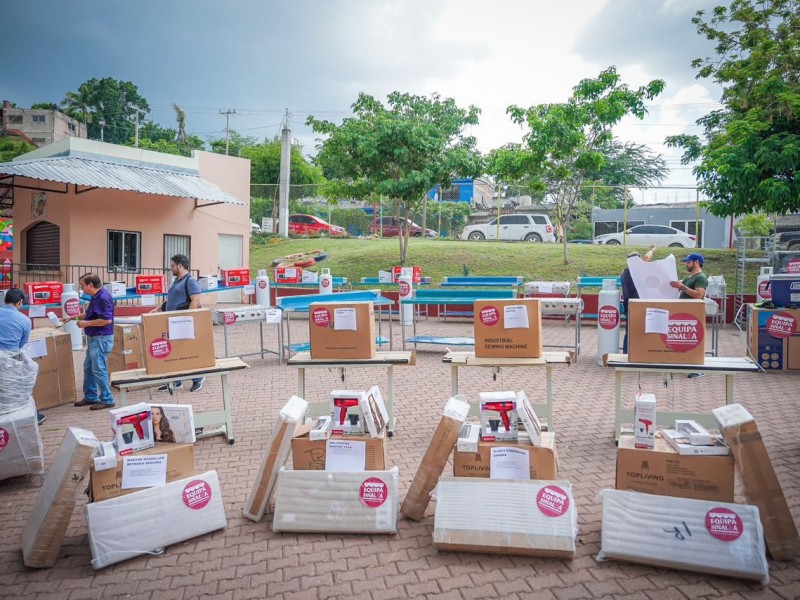 Sedeco entrega apoyos en Escuinapa y El Rosario