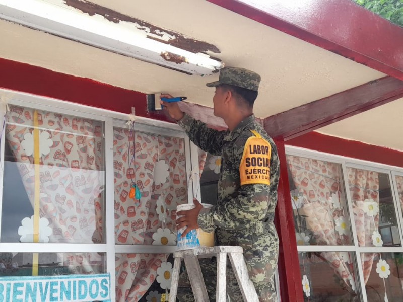 SEDENA realiza labores de limpieza en escuelas