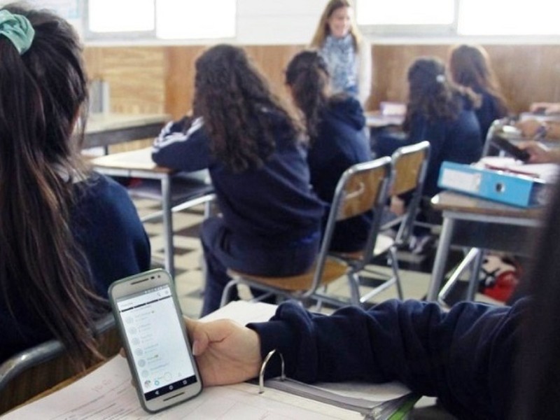 SEE trabaja en disminuir uso de celulares en escuelas SEE trabaja en disminuir uso de celulares en escuelas