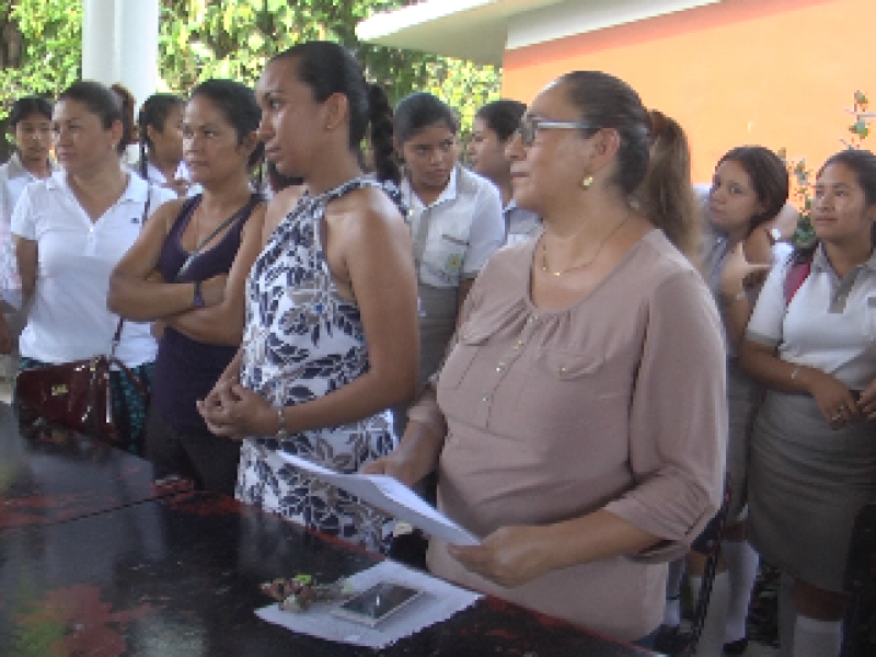 SEG quiere quitar a docente de secundaria 14