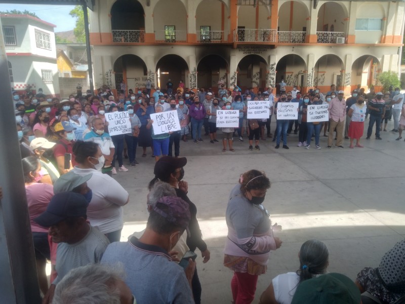 Seguidores de MORENA demandan elecciones en Laollaga