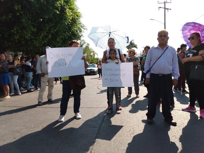 Seguirán acciones para que se entreguen la beca