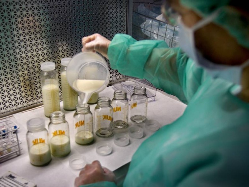 Según un estudio, leche materna mata a cepas vivas Covid-19