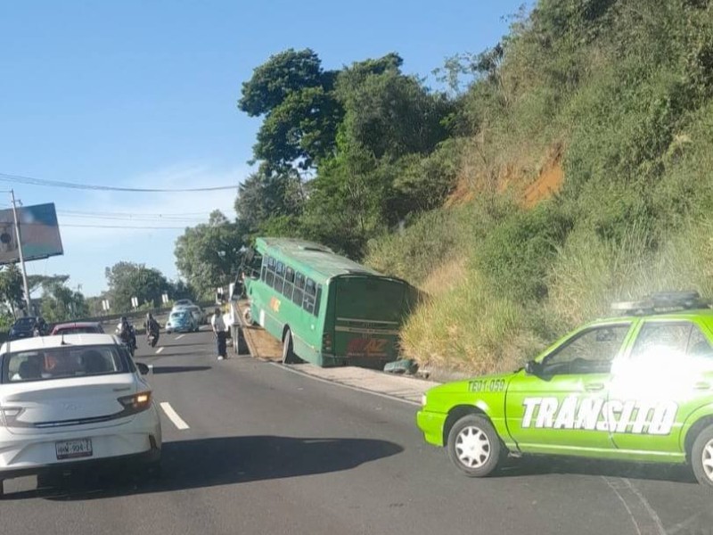 Segundo accidente en menos de 24 horas: autobús siniestrado cae durante traslado