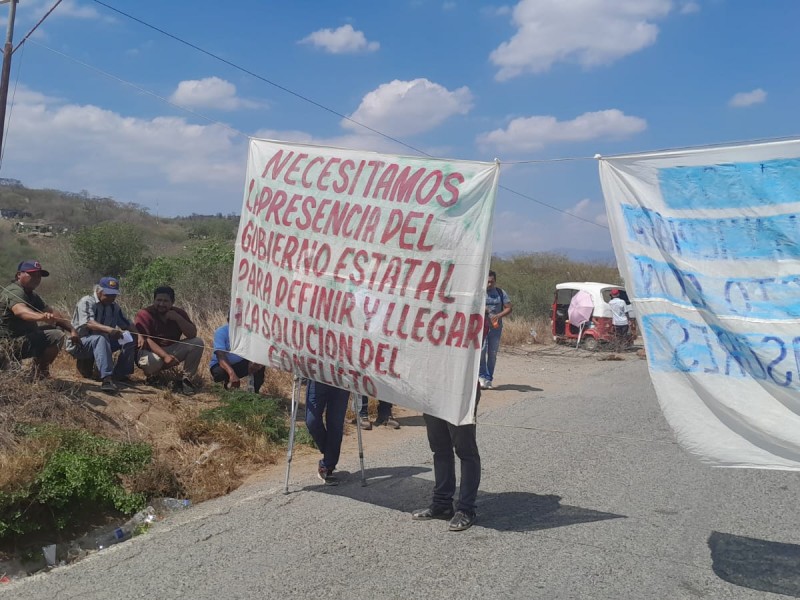 Segundo día de bloqueo carretero en tramo Huatulco-Salina Cruz