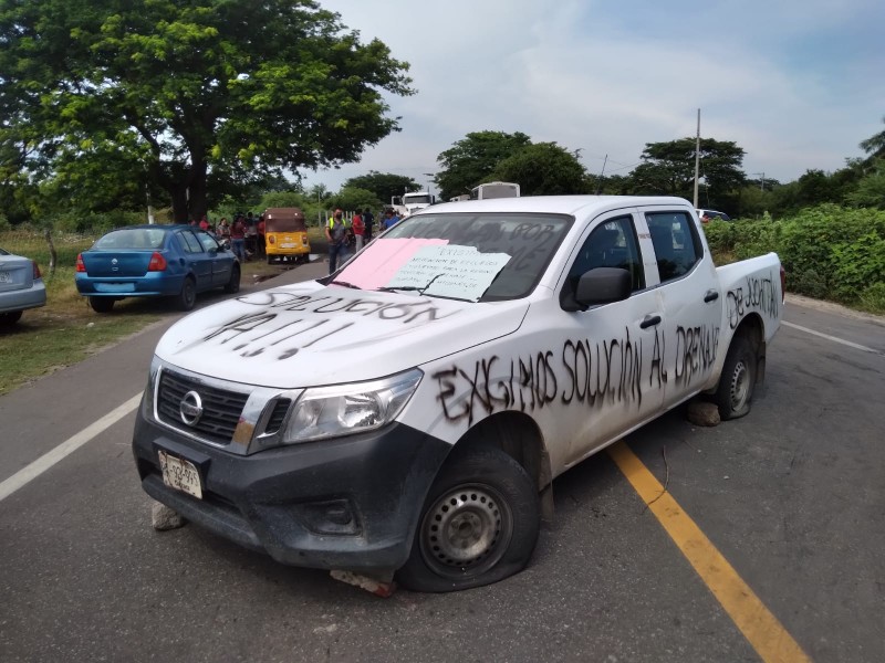 Segundo día de bloqueo carretero por fuga de aguas negras