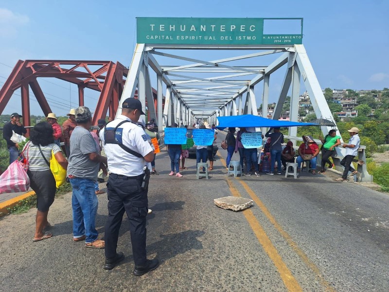 Segundo día de bloqueo en Tehuantepec exigen respuestas a IMSS Bienestar