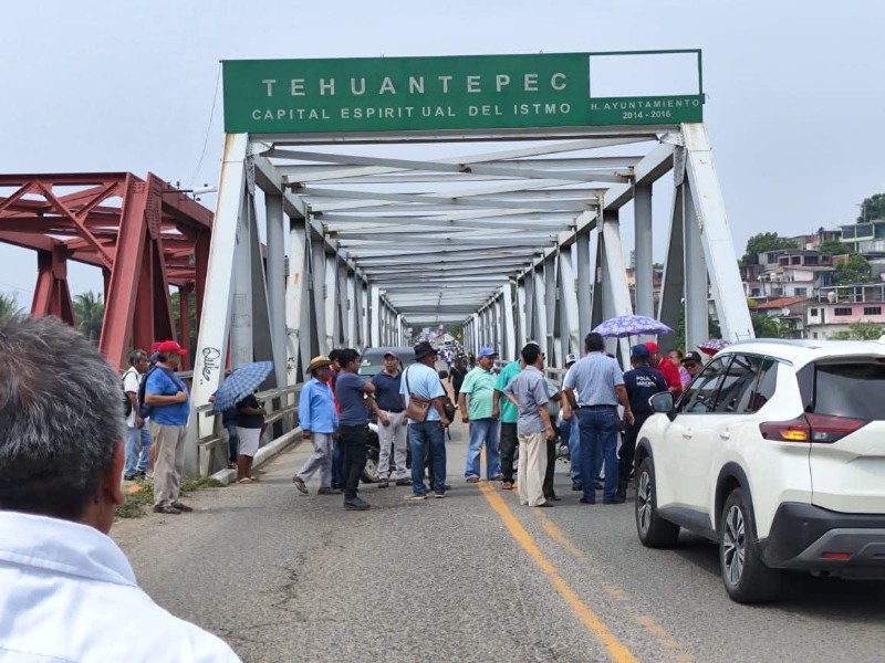 Segundo día de bloqueo por falta de agua en puente de Tehuantepec