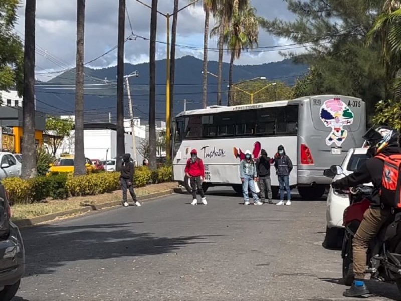 Segundo día de movilizaciones de normalistas en la capital oaxaqueña