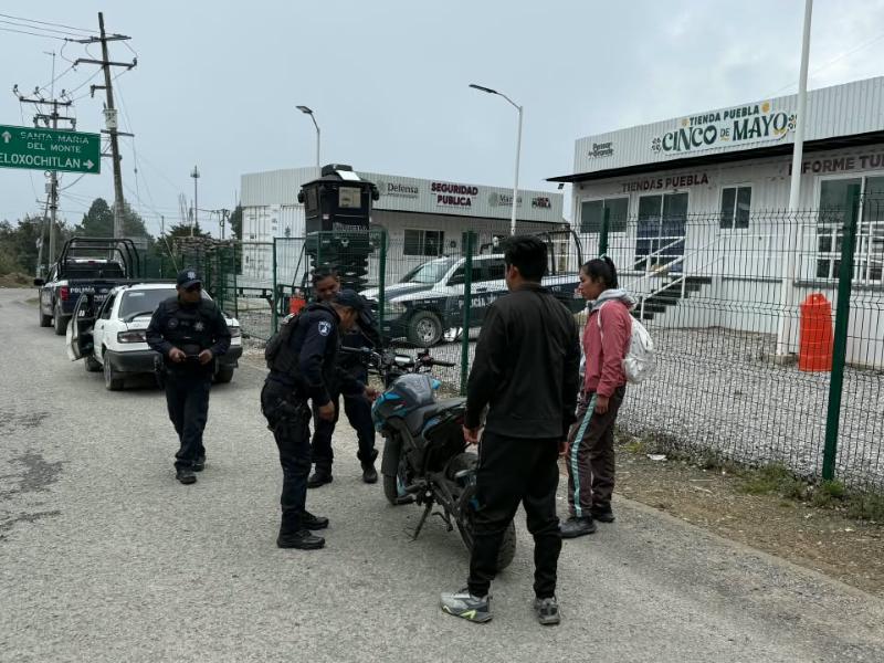 Seguridad Estatal verifica autos en la Sierra Negra para detectar unidades robadas