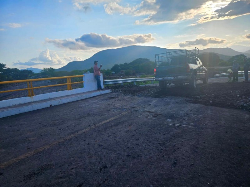 Seidum abre paso provisional en carretera Coquimatlán-El Chical