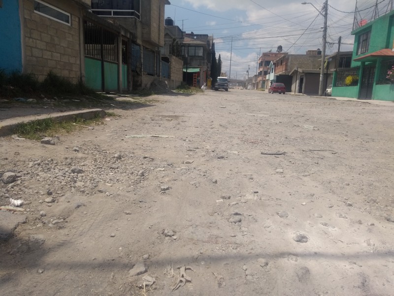 Seis años y su calle sin pavimentar