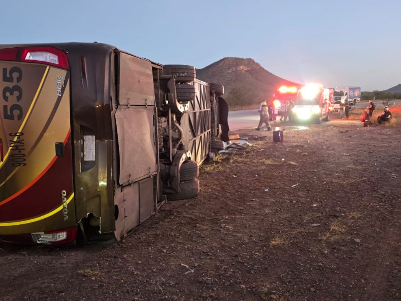 Seis muertos y nueve lesionados deja volcadura de autobús