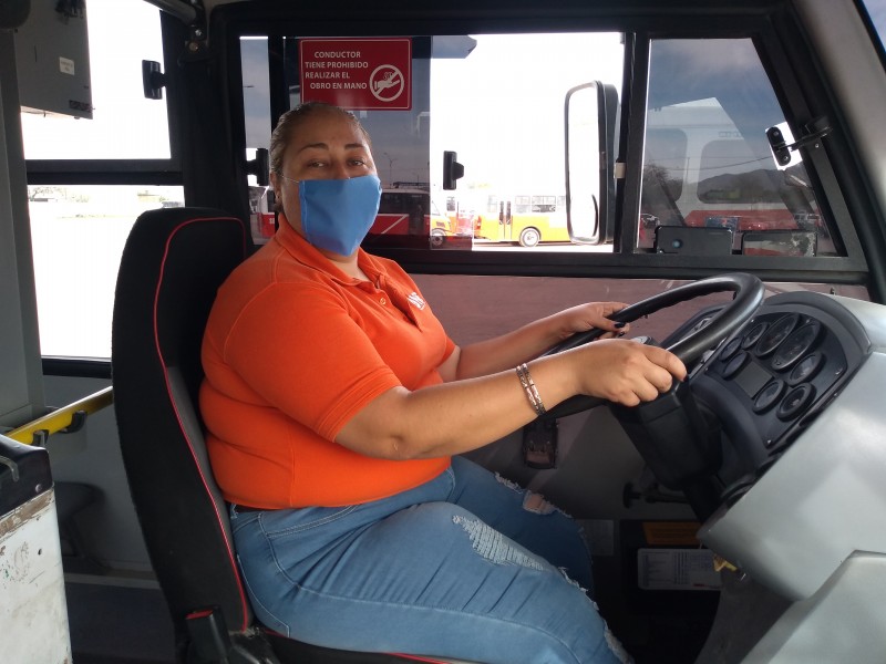 Selene cumple reto de trabajar en transporte público