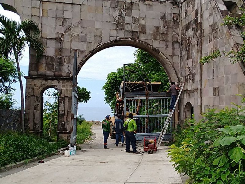 Sellan acceso privado a playa La Majahua, Zihuatanejo