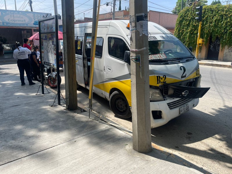 Semaforazo entre moto y colectiva en 2 norte