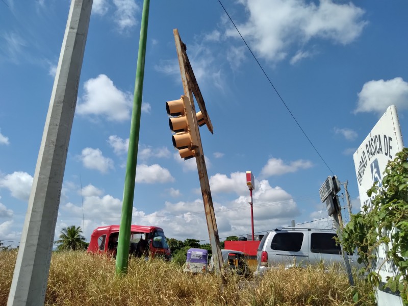 Semáforo dañado pone en riesgo a automovilistas en Tehuantepec