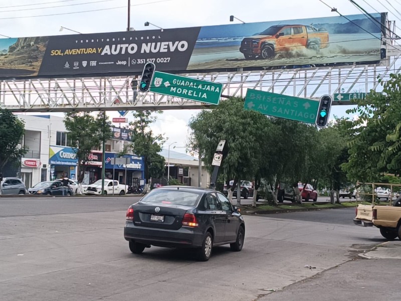 Semáforo nuevo dañado en Zamora precaución en la zona