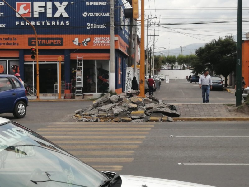 Semáforo sostenido por rocas en Adolfo López