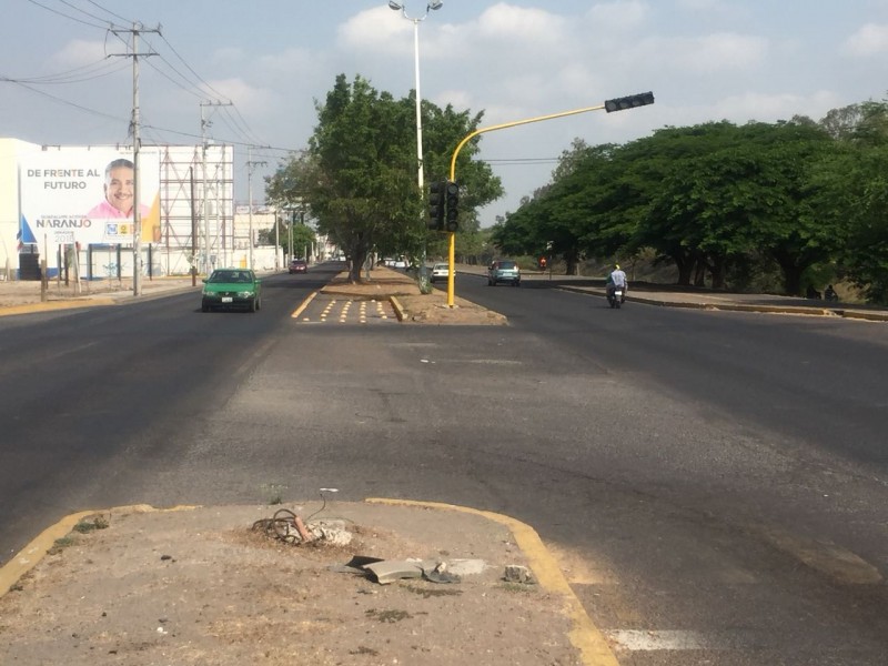 Semáforos causan cáos vial frente a Forum