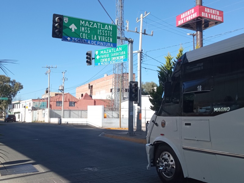 SEMÁFOROS DE  ARMANDO DEL CASTILLO FRANCO FUERA DE SERVICIO