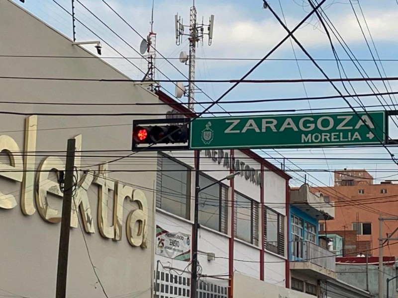 Semáforos del centro se renuevan con luminarias navideñas