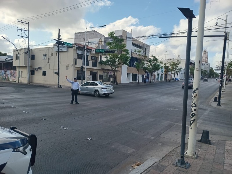 Semáforos fallan en la Álvaro Obregón; Tránsito dirige circulación vial