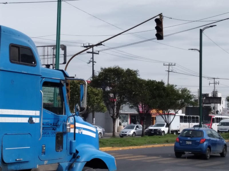 Semáforos fuera de servicio en  avenida Alfredo del Mazo