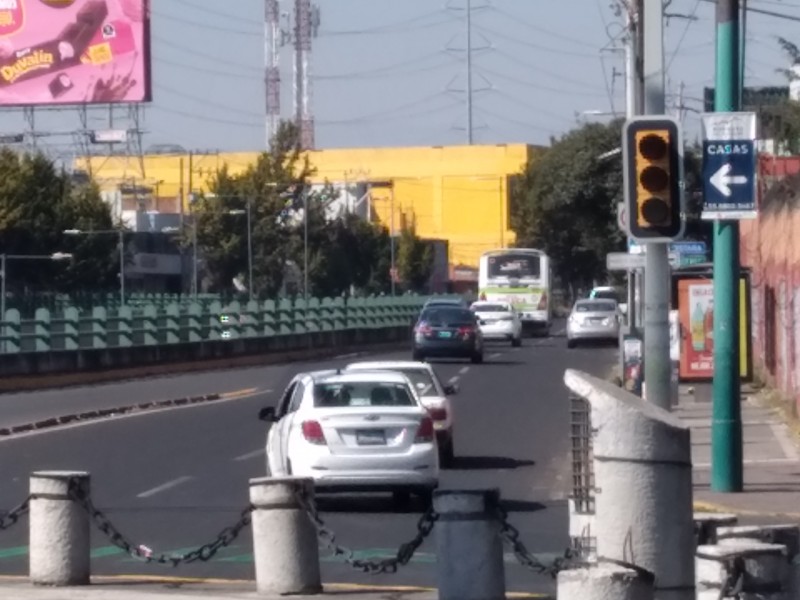 Semáforos fuera de servicio en Tollocan y Paseo Colón