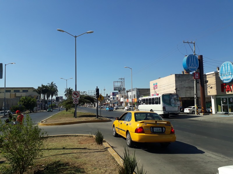 Semáforos inoperantes en Avenida Insurgentes y Rey Nayar