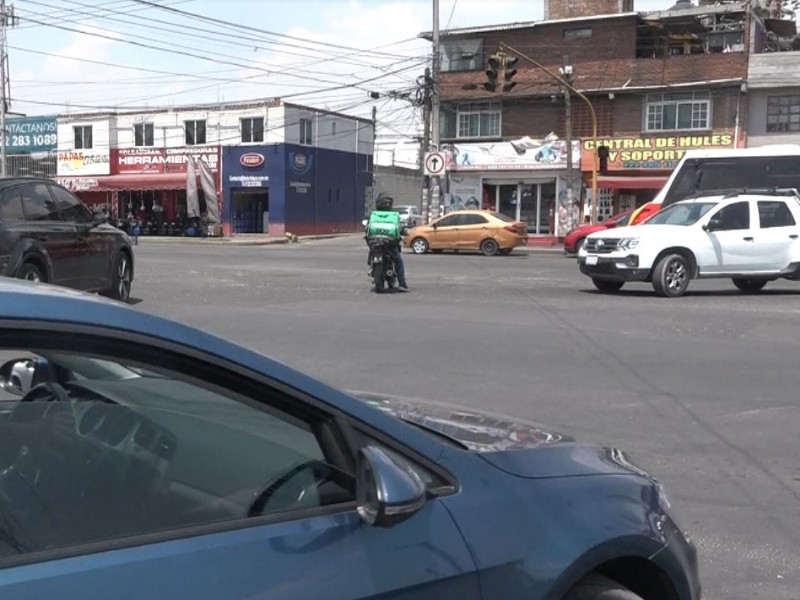 Semáforos inservibles en Alfredo del Mazo, martirio para automovilistas