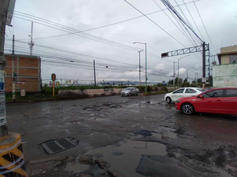 Semáforos inservibles en la entrada a Rincón de San Lorenzo